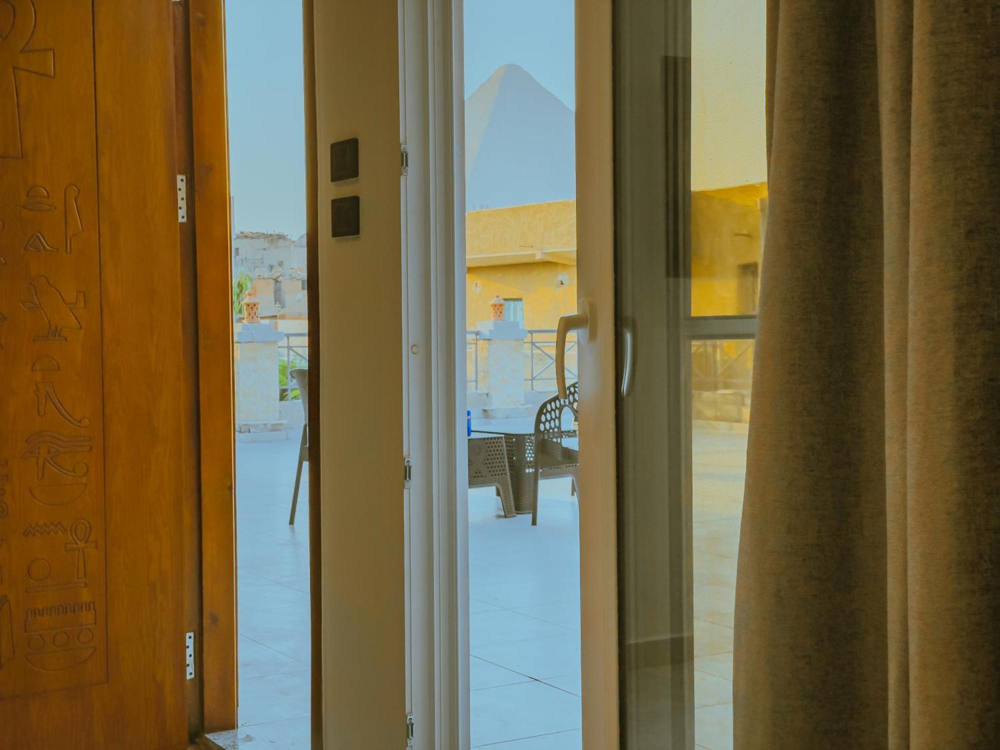 King Khufu Pyramids View Hotel Kafret el-Gabal Oda fotoğraf